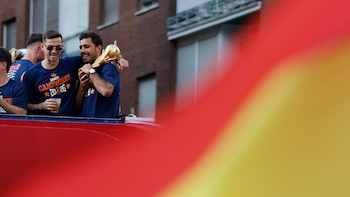 La celebración del Mundial en España, en directo | Los ‘Reyes del Mundo’ comienzan su rúa por Madrid y se pasean por las principales calles de la capital para llegar a Cibeles