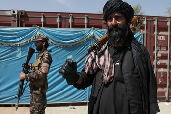 Combatientes talibanes en Kabul, en