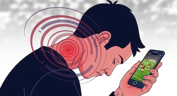 Ilustración de una persona con dolor de cuello, representado por círculos rojos, mientras mira un partido de fútbol en un teléfono móvil.