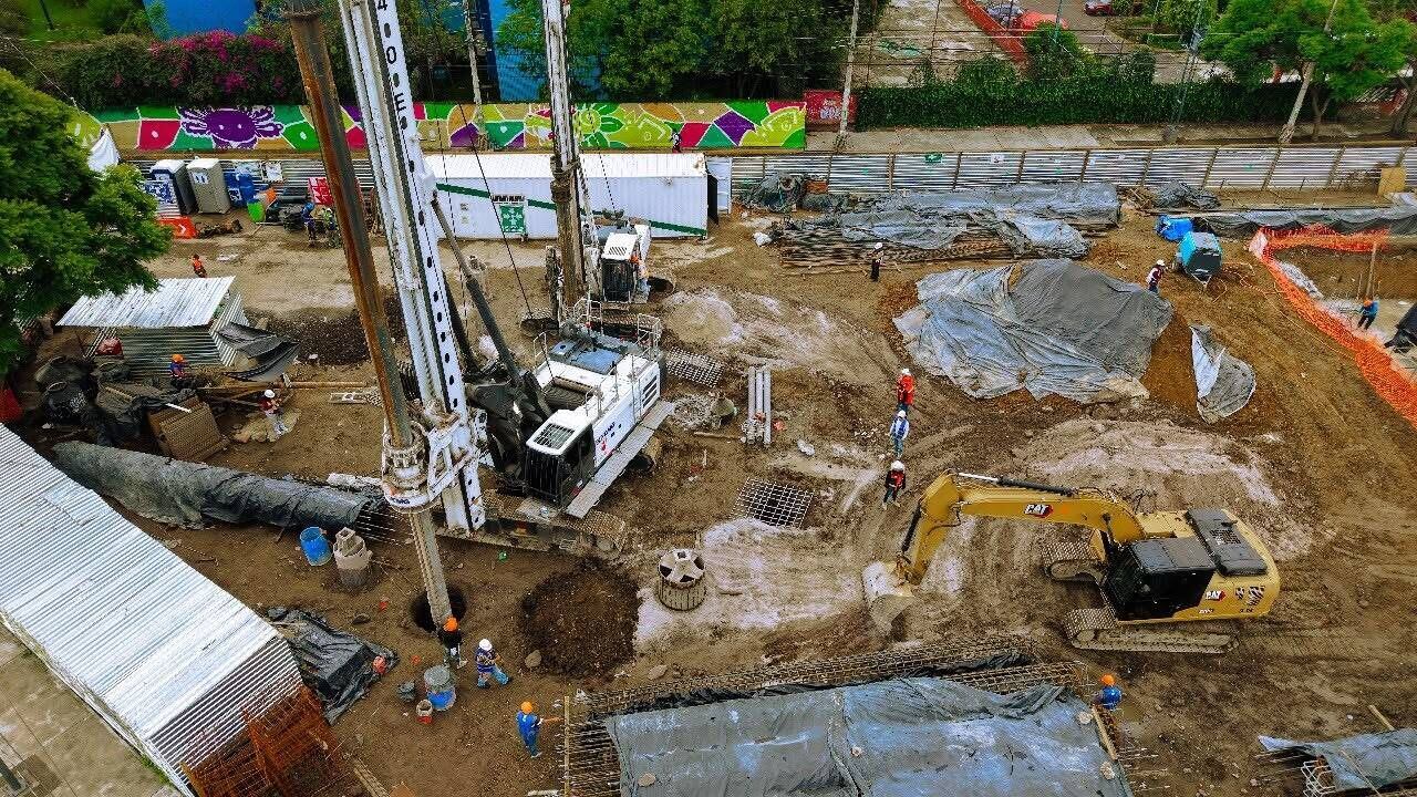 Trabajadores y maquinaria pesada realizan labores de excavación y cimentación para la Línea 4 del Cablebús en la Ciudad de México. (X/ @SOBSECDMX)