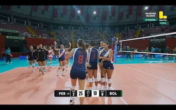 Jugadoras de voleibol de Perú celebran en una cancha con red, frente a gradas con público. Un marcador electrónico muestra PER 2 25 BOL 0 10