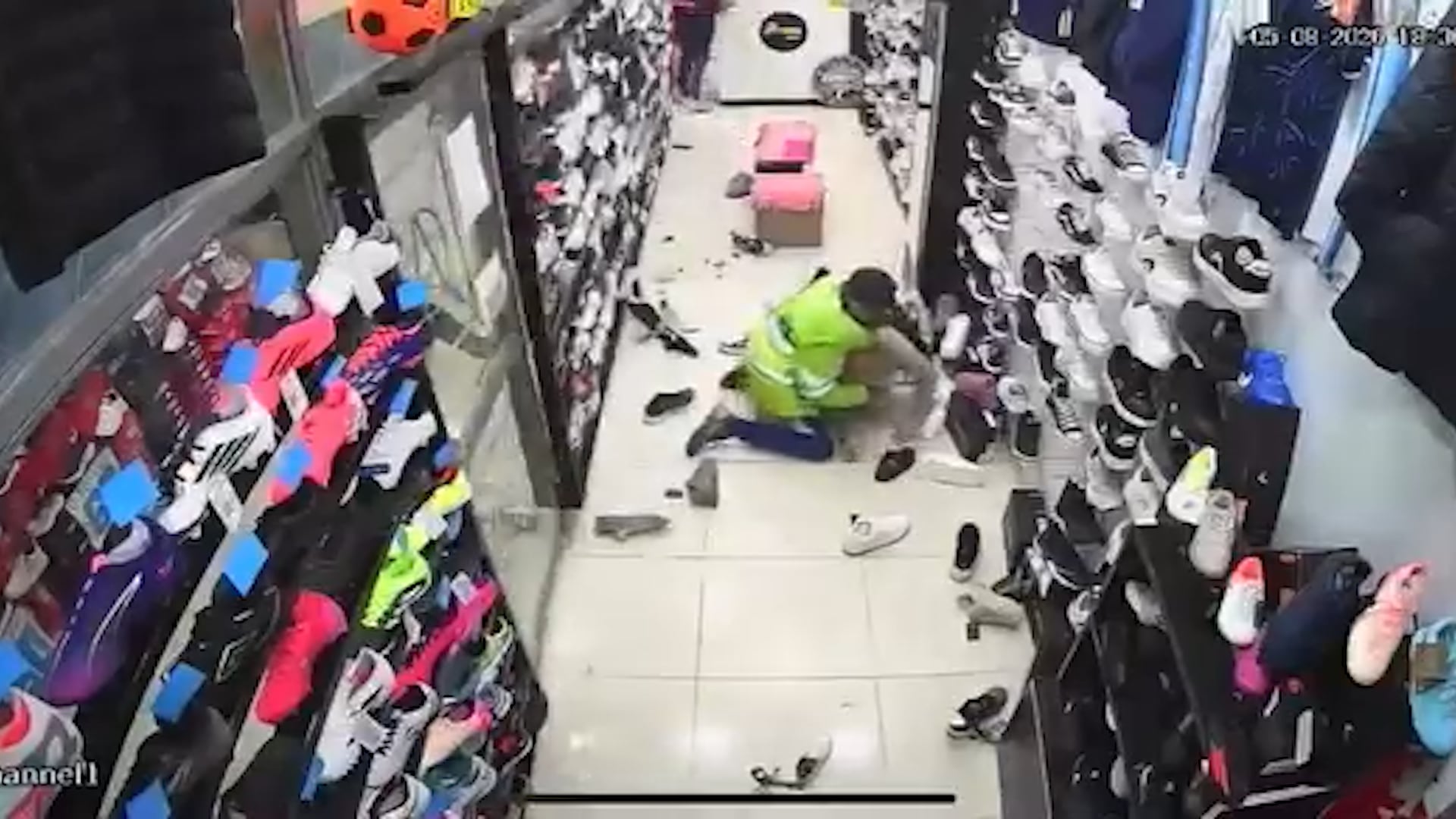 Los sujetos se dieron a la fuga en un Peugeot Partner