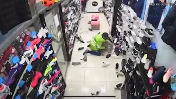 Violento robo en Ingeniero Budge: delincuentes golpearon y arrastraron a una mujer embarazada por todo su local