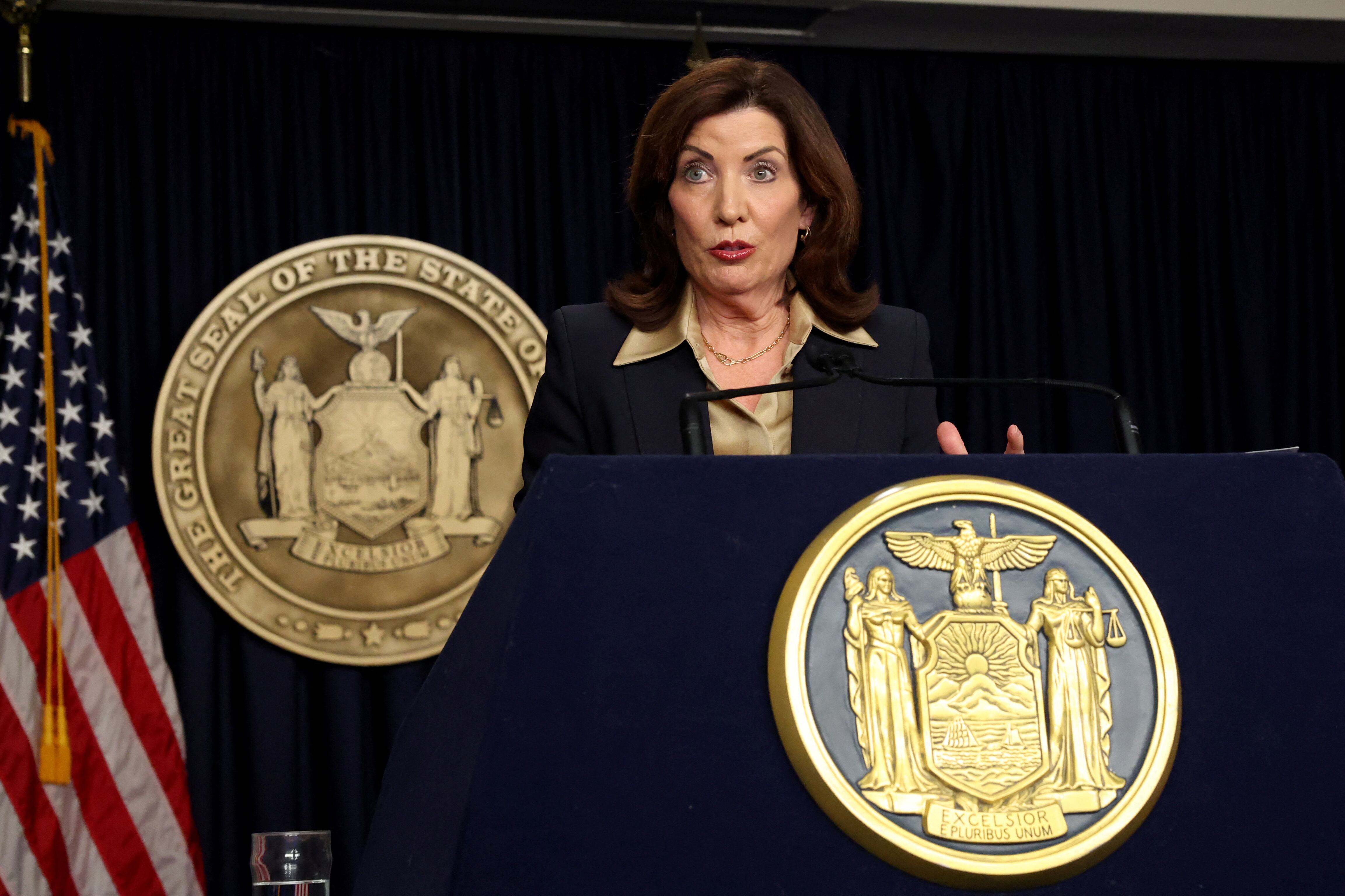 Estas disposiciones fueron aprobadas por la legislatura estatal y firmadas por la gobernadora Kathy Hochul. (REUTERS/Brendan McDermid)