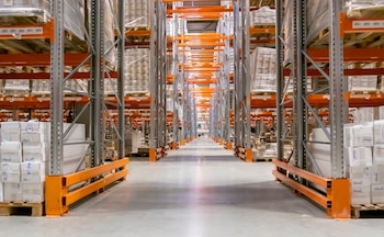 La localización y las características de los depósitos condicionan variables como los tiempos de distribución, el acceso a corredores viales y la capacidad para responder a movimientos extraordinarios de mercadería (Foto: Shutterstock)