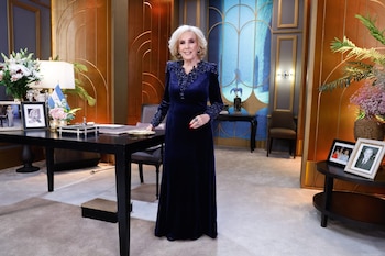 Mirtha Legrand, impecable en su vestido de terciopelo azul marino de Claudio Cosano