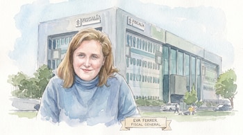 Ilustración en acuarela de una mujer en primer plano frente a un edificio con la palabra Fiscalía y un letrero con el nombre Eva Ferrer.