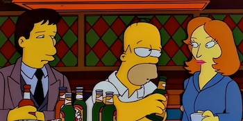 Los Simpson y Los expedientes X fueron dos símbolos televisivos de los 90, y su cruce unió la sátira animada con la ciencia ficción y las conspiraciones (Captura/YouTube)