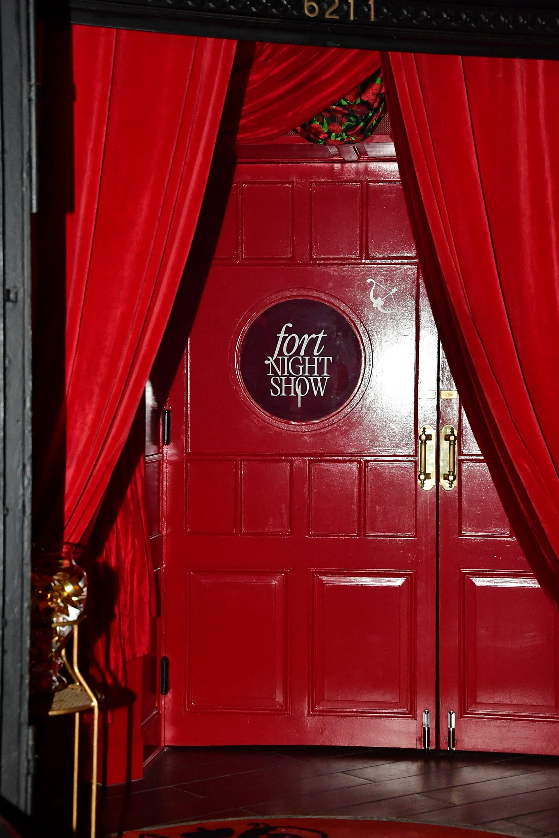 La puerta del boliche con referencias a Ricardo Fort. En la otra hoja de la puerta decía