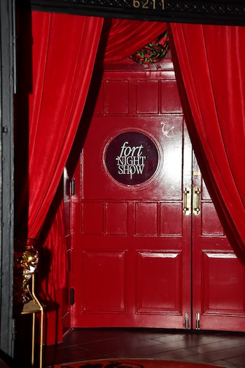 La puerta del boliche con