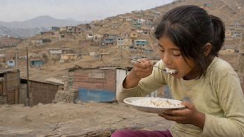 Más de 10 millones de peruanos comen menos o peor por falta de dinero