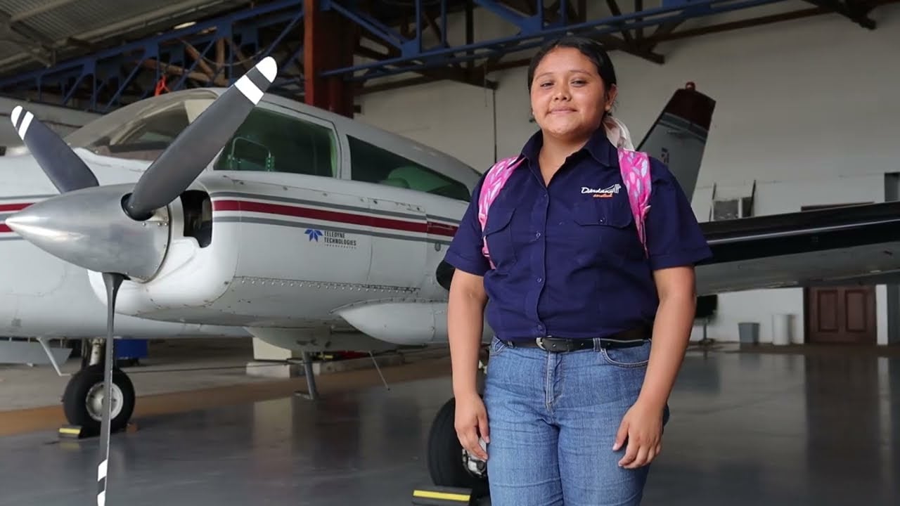 La beca de Yami Peréz fue otorgada a partir de sus resultados académicos y amplía el acceso a educación técnica para alumnos de centro escolar público. (Foto cortesía)