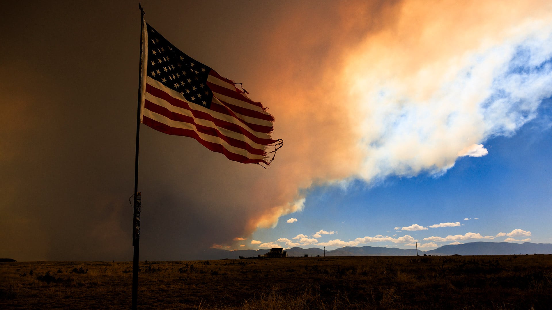 El incendio forestal Aspen Acres ha destruido más de 50.000 acres en el sur de Colorado y se ha convertido en la mayor prioridad de Estados Unidos. (Photo by Michael Ciaglo via AFP)