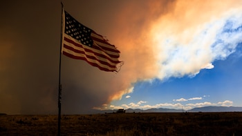 El devastador incendio forestal duplica su tamaño y se convierte en la prioridad número uno en Estados Unidos