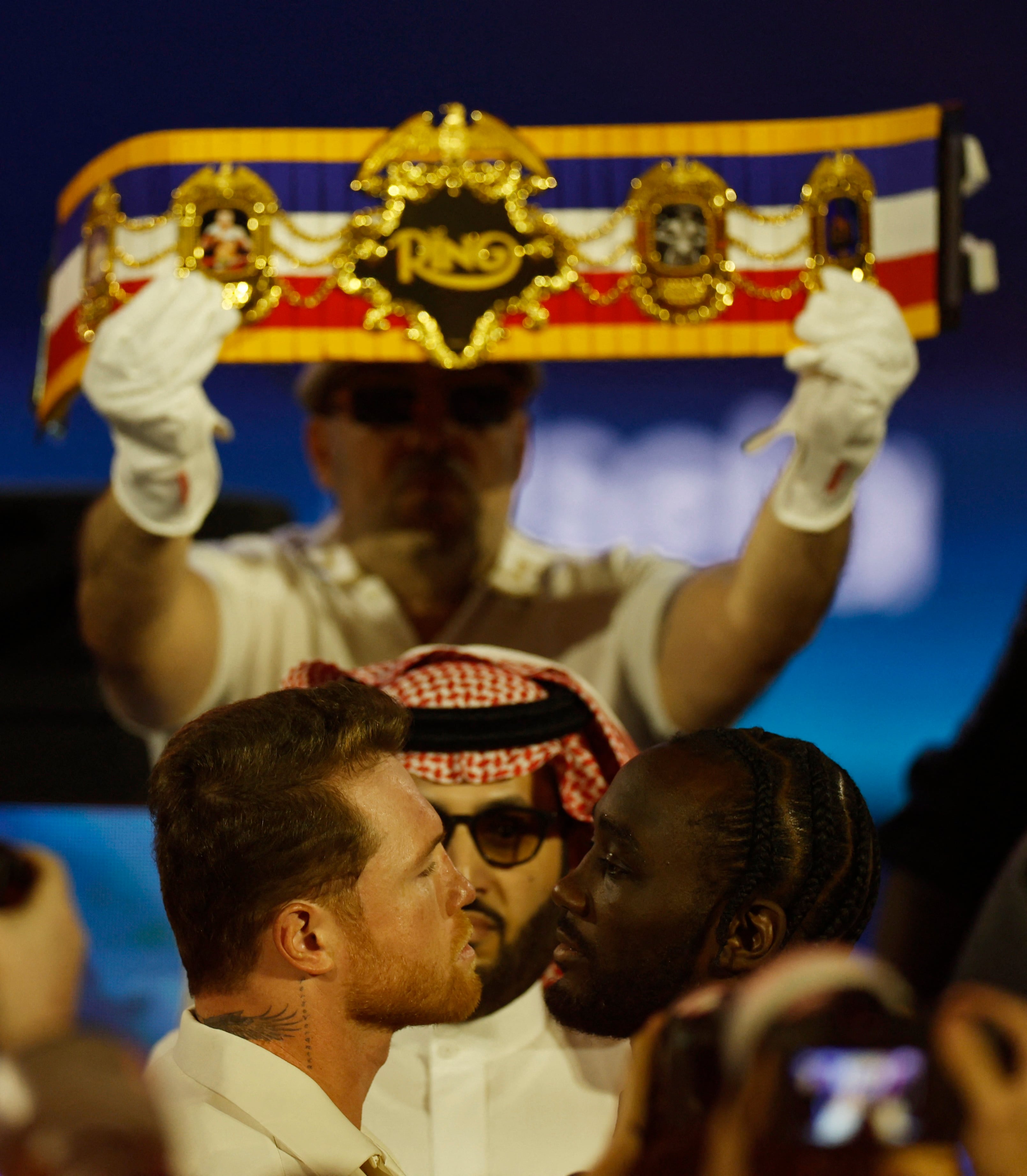 Canelo aseguró que Terence es una “leyenda” (REUTERS/Hamad I Mohammed)