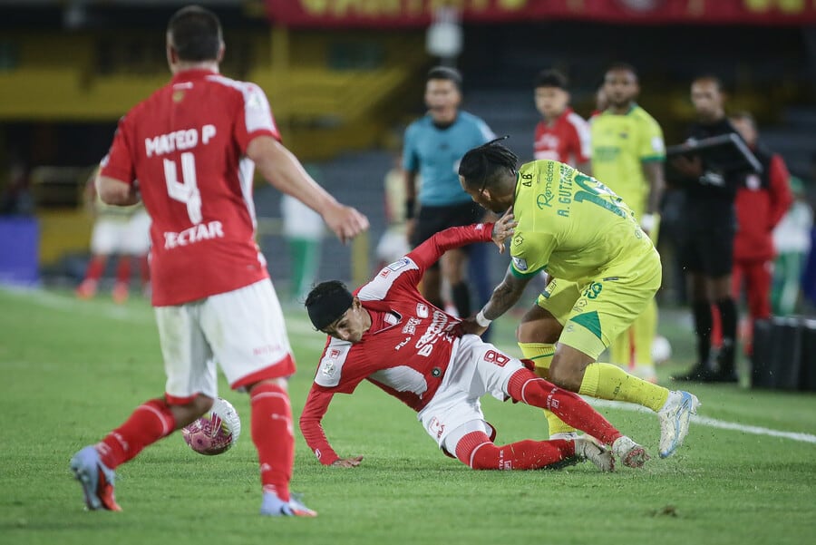 Pelea entre futbolista del Atlético Bucaramanga y presidente de Santa Fe tras la victoria del cuadro “Cardenal” por la Liga BetPlay: “Eres un periodista, no sos hincha” Pelea entre futbolista del Atlético Bucaramanga y presidente de Santa Fe tras la victoria del cuadro “Cardenal” por la Liga BetPlay: “Eres un periodista, no sos hincha”