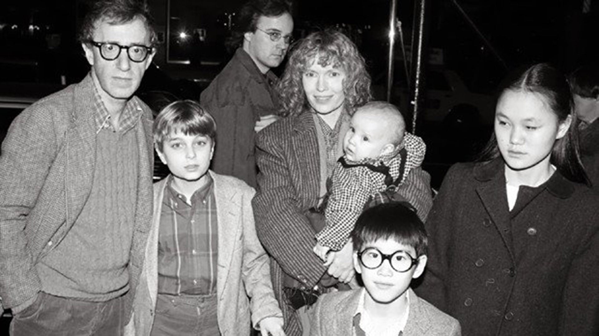 Woody Allen y Mia Farrow con sus hijos en los años ochenta. A la derecha, Soon Yi, hija adoptiva de Farrow y André Previn, con quien Allen se casaría años más tarde y que sigue siendo su esposa en la actualidad