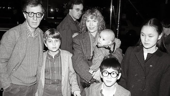 Woody Allen y Mia Farrow con sus hijos en los años ochenta. A la derecha, Soon Yi, hija adoptiva de Farrow y André Previn, con quien Allen se casaría años más tarde y que sigue siendo su esposa en la actualidad
