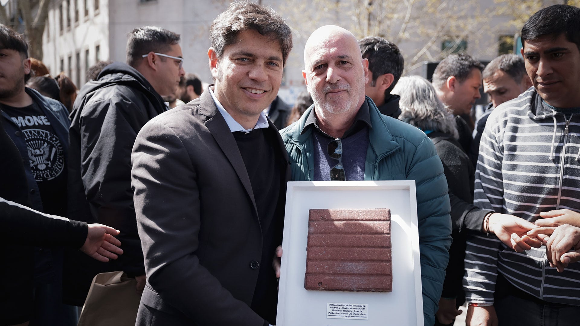 Kicillof junto a Gustavo Calotti en un homenaje a los sobrevivimientes de La Noche de Los Lápices