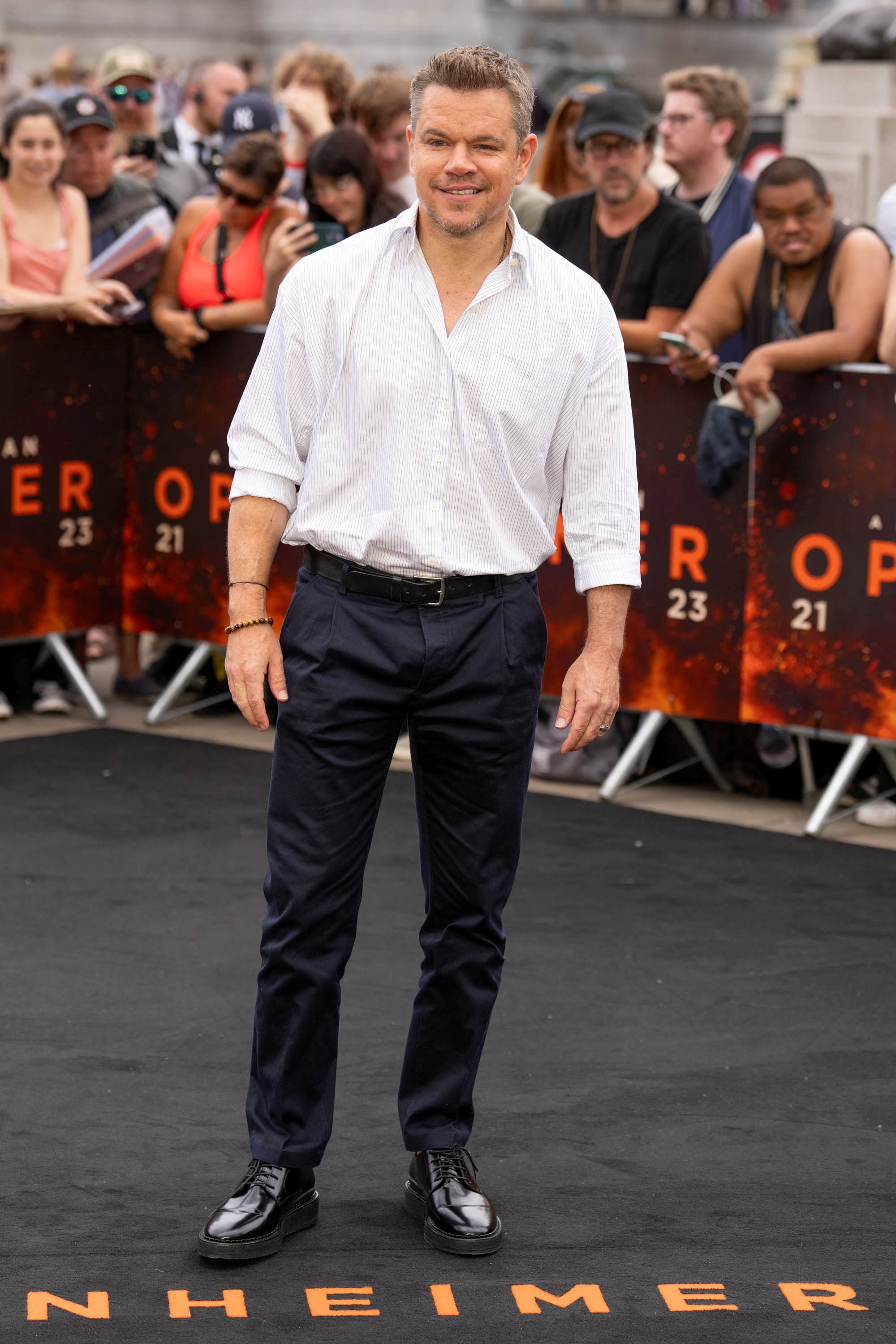 Camisa blanca remangada con pantalón azul marino y pulsera de cuentas, un registro distendido y personal en la premiere de “Oppenheimer” (REUTERS/Maja Smiejkowska)
