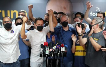 Bruno Covas, alcalde de San Pablo, celebra con el gobernador Joao Doria (Reuters)