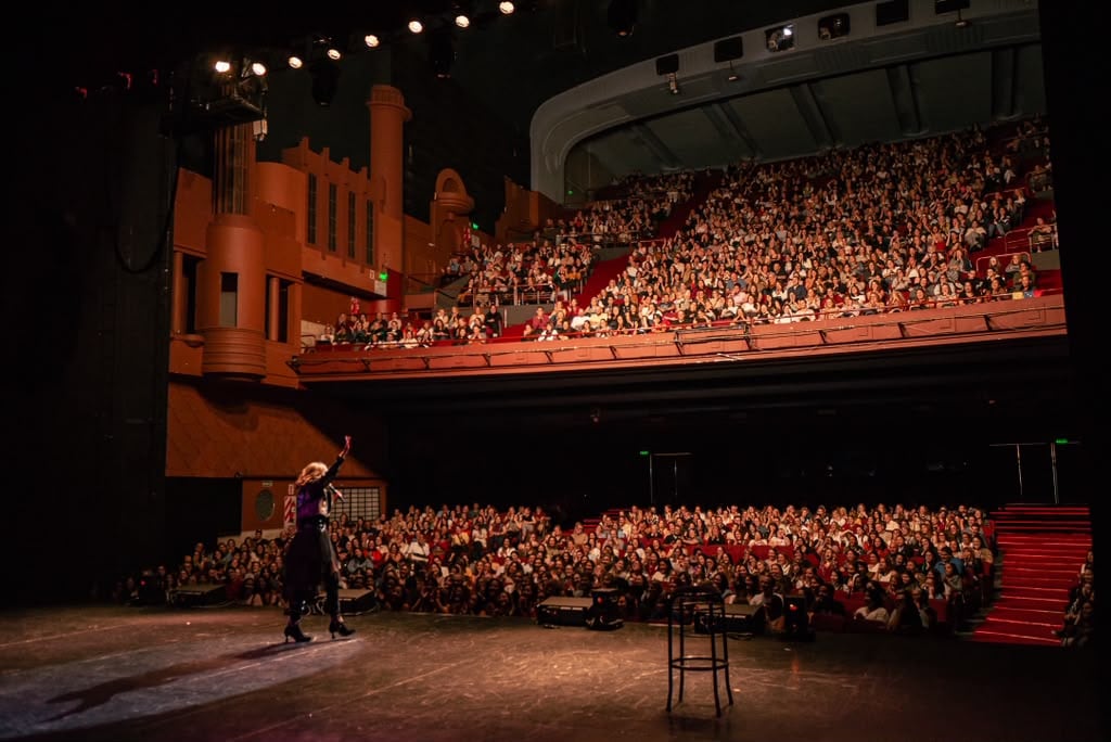 Clara Ulrich había construido en la Argentina una trayectoria en teatro, radio, locución, producción y escritura de humor antes de emigrar (Gentileza: Clara Ulrich)