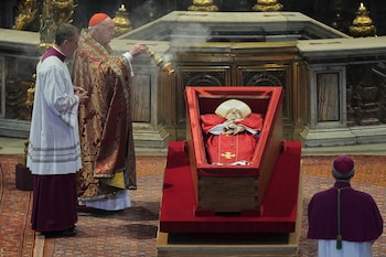 El cardenal camarlengo Kevin Joseph