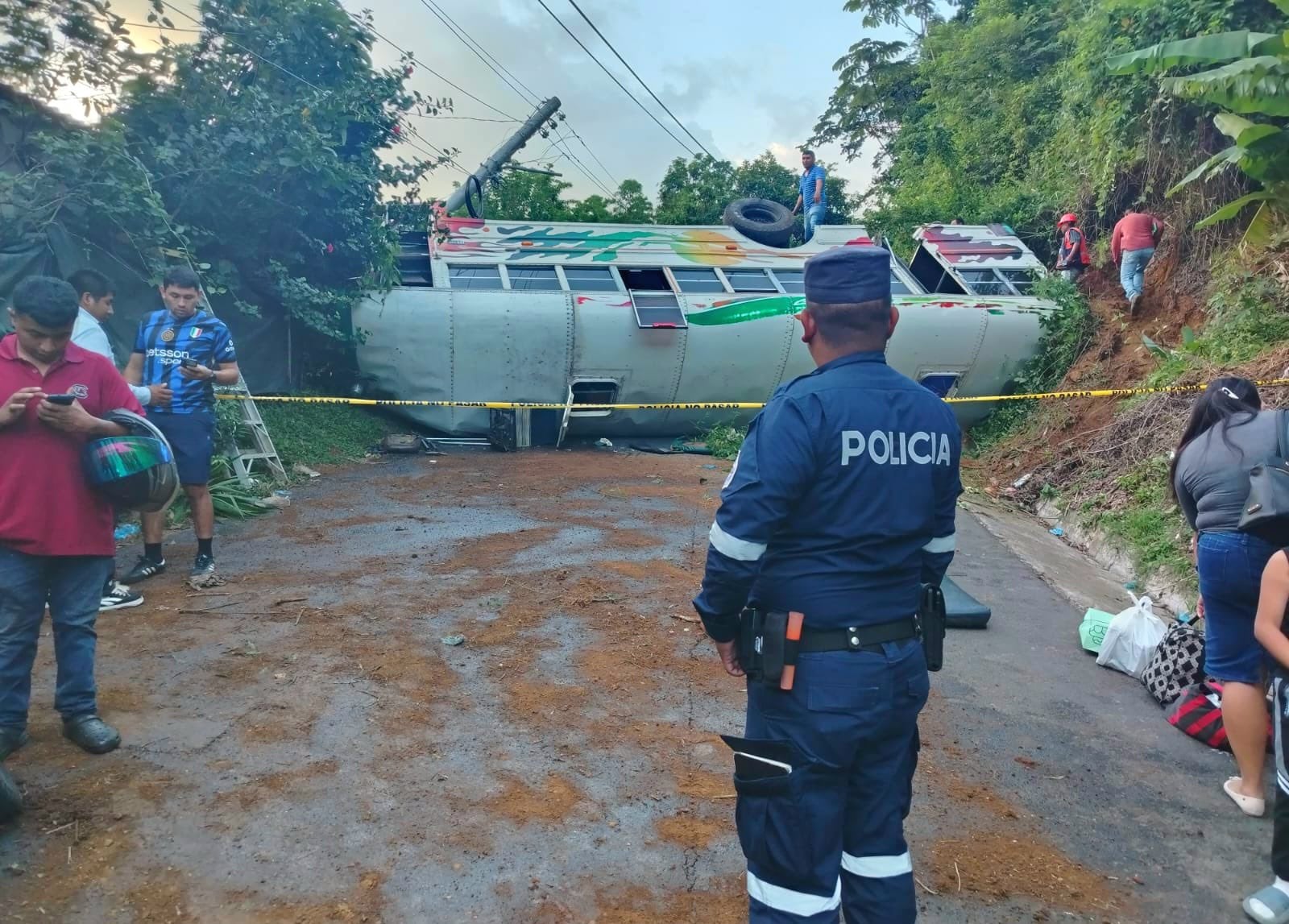 La Policía Nacional Civil, Protección Civil y equipos municipales cerraron por completo el paso vehicular y peatonal para coordinar el rescate. (Cortesía: Policía Nacional Civil)