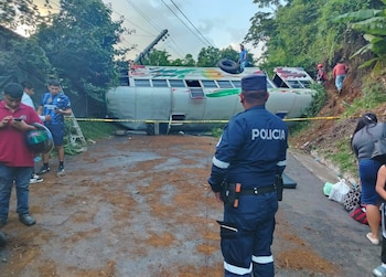 La Policía Nacional Civil, Protección Civil y equipos municipales cerraron por completo el paso vehicular y peatonal para coordinar el rescate. (Cortesía: Policía Nacional Civil)