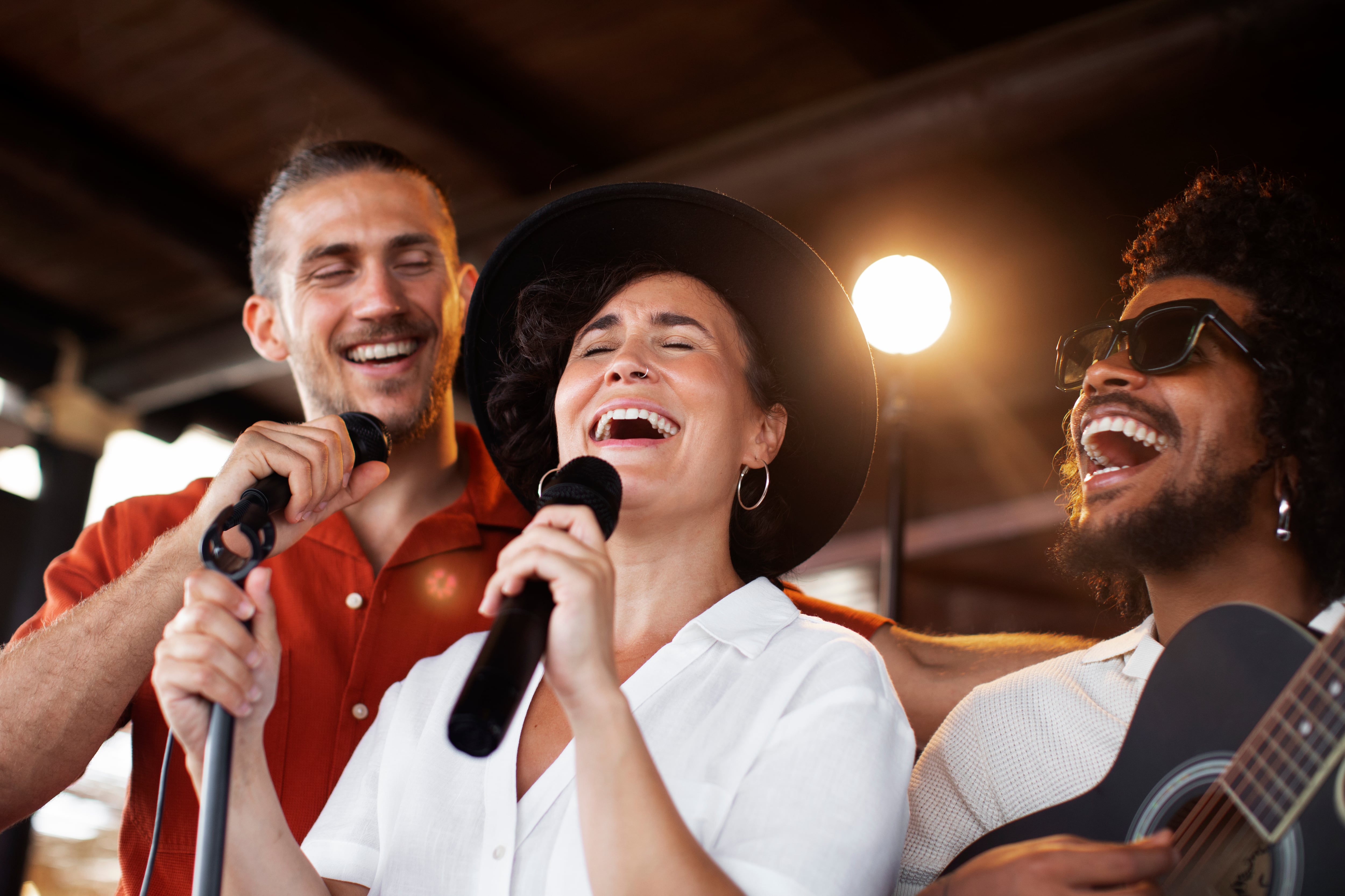 Especialistas en musicoterapia destacan que el canto libera endorfinas, dopamina y oxitocina, sustancias que mejoran el ánimo y reducen el estrés (Crédito: Freepik)