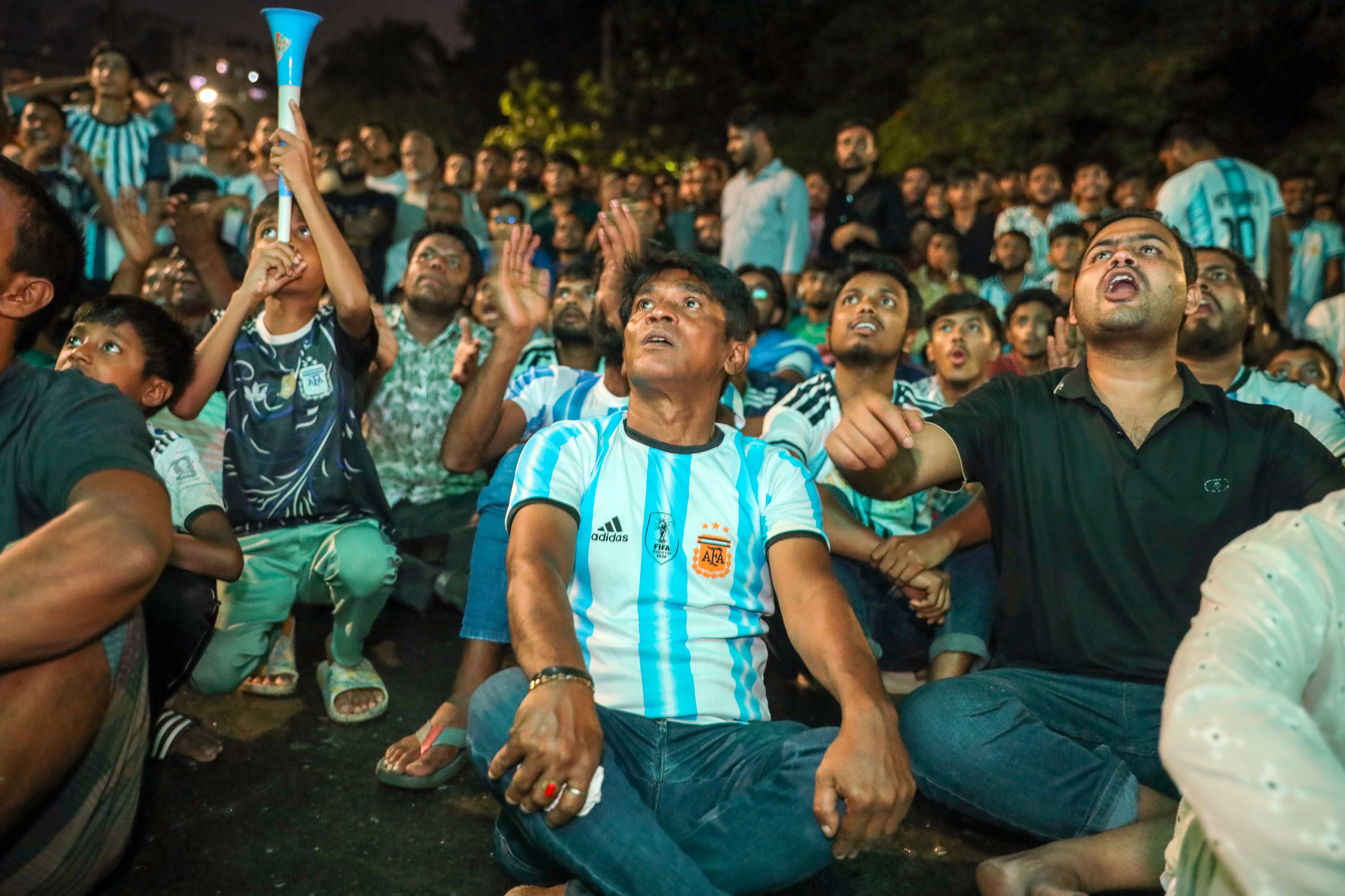 Aficionados al fútbol de Bangladesh en la transmisión pública del partido de octavos de final de la Copa Mundial de la FIFA 2026 entre Argentina y Egipto en Dhaka (Bangladesh, EFE/EPA/MONIRUL ALAM)