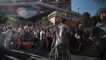 La gente hace cola para
