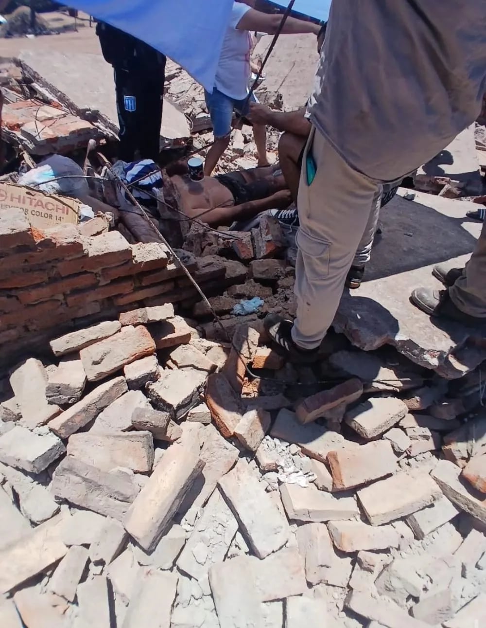 El electricista conocido como Pichón tuvo que ser trasladado de urgencia al hospital debido a las lesiones sufridas (Fotos: El Liberal)