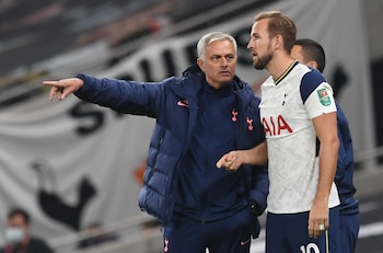 Mourinho da instrucciones a Harry Kane. (REUTERS/Neil Hall)