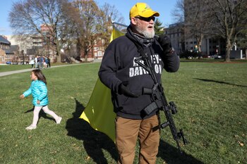 Un hombre armado participa en