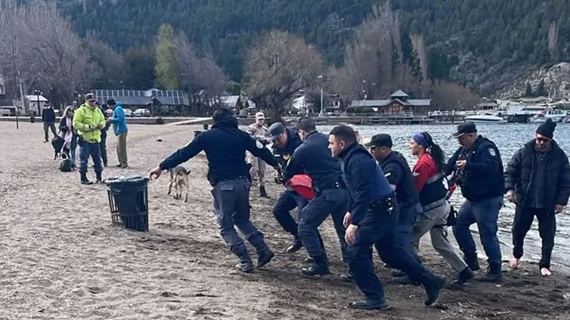 Integrantes de las fuerzas de seguridad y de rescate intervinieron en la playa del lago Lácar para rescatar a una mujer que se descompensó mientras nadaba