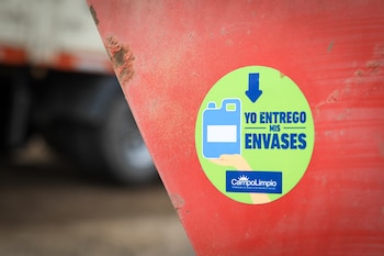 Etiqueta que indica que un productor argentino entrega sus envases de fitosanitarios vacíos para ser reciclados