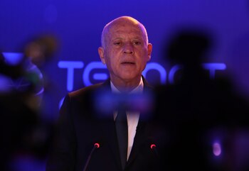 El presidente tunecino, Kais Said, anunció hoy que el Parlamento seguirá suspendido hasta las elecciones legislativas anticipadas del 17 de diciembre de 2022, lo que significa su disolución de facto, mientras que el 25 de julio se llevará a cabo un referéndum sobre las reformas constitucionales propuestas por la ciudadanía con el fin de "recuperar su soberanía". EFE/EPA/MOHAMED MESSARA