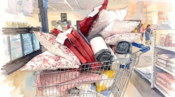 Ilustración en acuarela de un carro de compras metálico cargado de cojines estampados, mantas y bolsas rojas en un comercio.