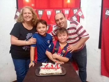 Matías Schatzyki junto a su