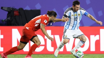 Lionel Messi (d) controla un balón en el partido de cuartos de final del Mundial de la FIFA 2026 entre Argentina y Suiza en el estadio Arrowhead de Kansas (EE.UU.). EFE/ Kenneth Fernández
