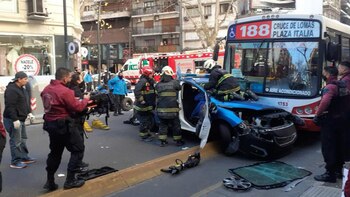 Los bomberos tuvieron que cortar