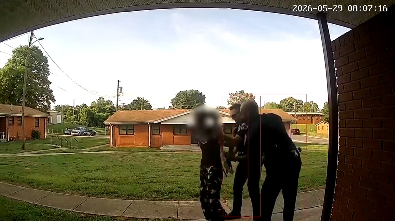 El accionar de la policía durante detenciones vuelve a estar en el centro del debate público tras la divulgación de este episodio en Carolina del Norte (WSOC)