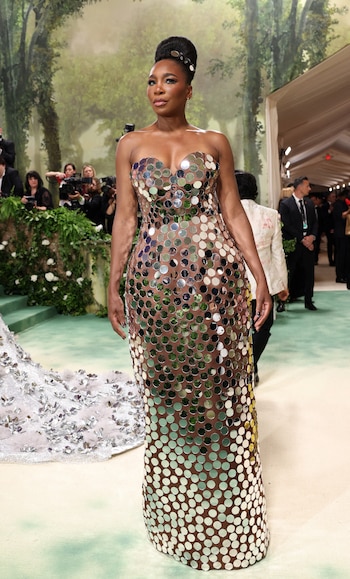 Las transparencias y los detalles metálicos definen uno de los looks más audaces de Venus Williams, quien planea deslumbrar con un vestido largo sin tirantes y aplicaciones circulares (REUTERS/Andrew Kelly)