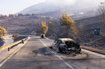 Las consecuencias de un incendio forestal en Omis, Croacia (MIROSLAV LELAS / AFP)