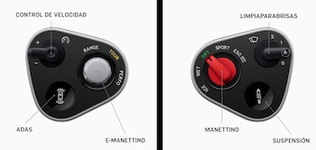 Dos paneles de control de vehículo negros y plata con diales, palancas y botones para velocidad, ADAS, Manettino, limpiaparabrisas y suspensión