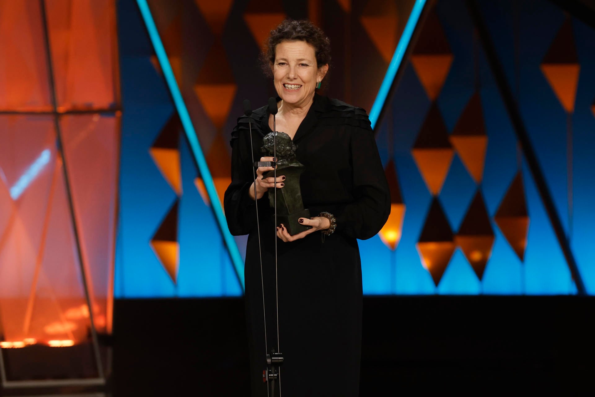 BARCELONA, 28/02/2026.- Helena Sanchís recibe el Goya a mejor diseño de vestuario por su trabajo en ´La cena´, durante la ceremonia de entrega de los Premios Goya en su 40 edición, este sábado en el Auditorio Fórum CCIB de Barcelona. EFE/Alberto Estévez