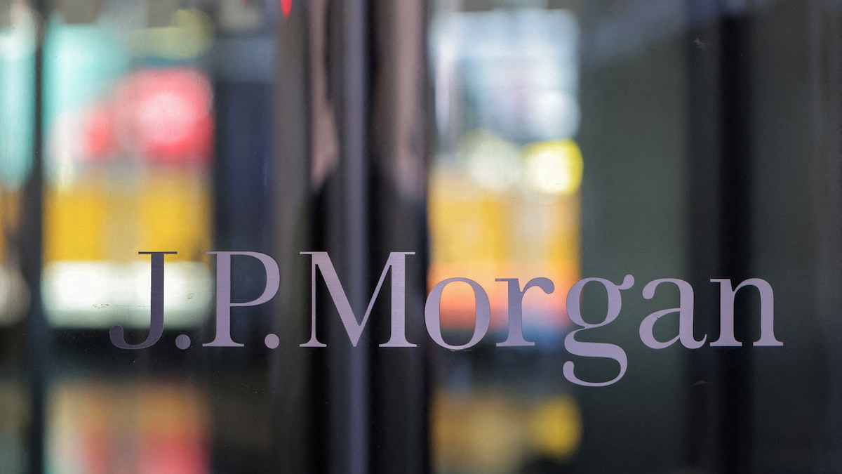 El ministro de Economía, Luis Caputo, junto Facundo Gómez Minujín, de JP Morgan