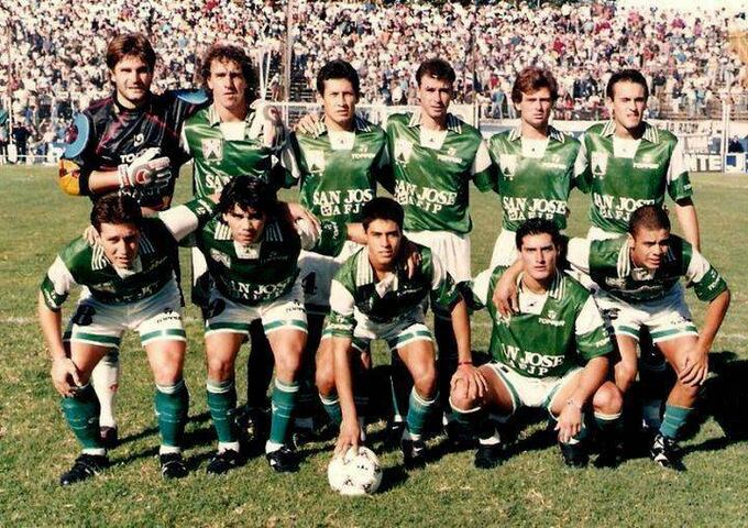 Zapatilla en Ferro (último de los agachados) en 1995. En la formación aparecen Néstor Lorenzo (hoy DT de Colombia), Aldo Paredes, Diego Cocca, Jorge Cordon y Raúl Cristian Chaparro, campeón del mundo con la Selección Sub 20 en 1995