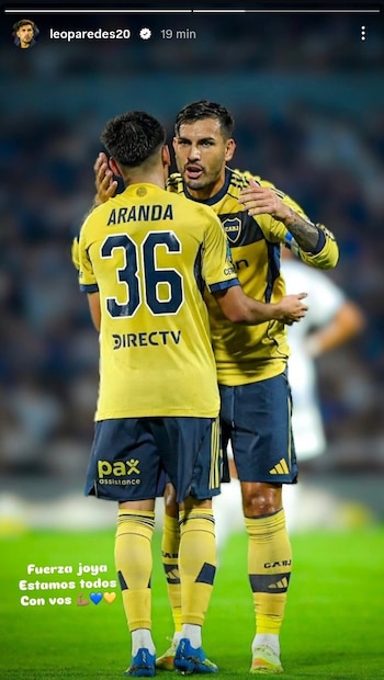 Leandro Paredes habla con el jugador Tomás Aranda, quien viste la camiseta amarilla número 36 de Boca Juniors